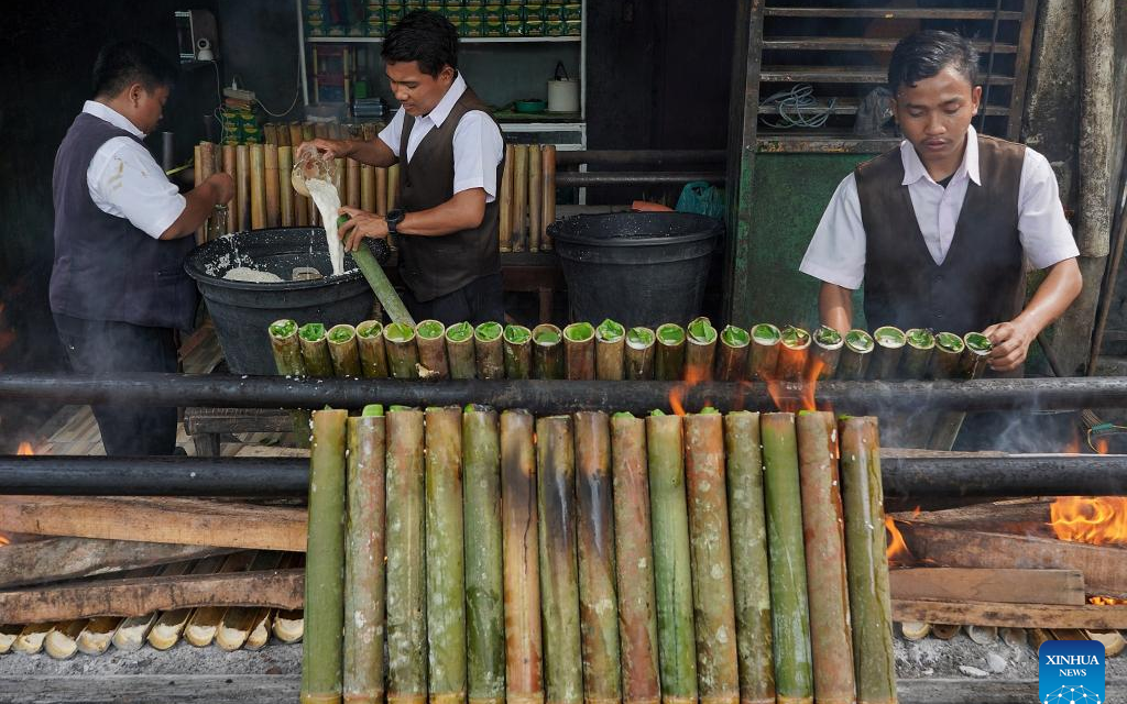 Aroma Bambu Menggoda! Lemang Jadi Favorit Di Hari Spesial