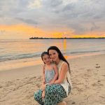 Happy Times! Julie Estelle & Anak Seru-Seruan Di Pantai Lombok