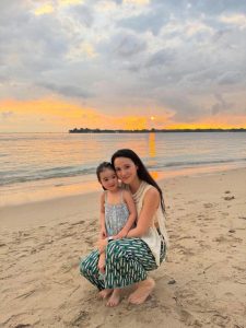 Happy Times! Julie Estelle & Anak Seru-Seruan Di Pantai Lombok