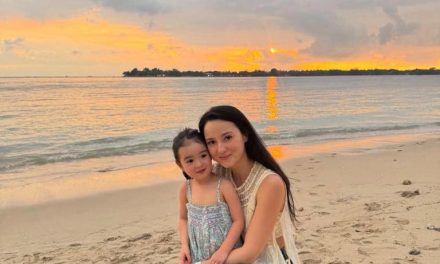 Happy Times! Julie Estelle & Anak Seru-Seruan Di Pantai Lombok