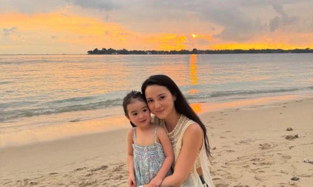 Happy Times! Julie Estelle & Anak Seru-Seruan Di Pantai Lombok