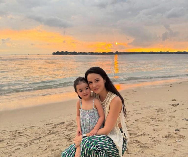 Happy Times! Julie Estelle & Anak Seru-Seruan Di Pantai Lombok