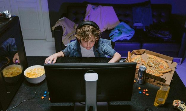 Terjebak Dunia Virtual: Bahaya Nyata Kecanduan Gim Online