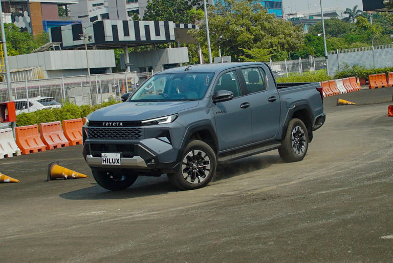 Hilux Naik Level! Versi Listrik Resmi Hadir Di Indonesia
