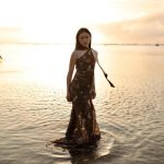 Nuansa Hangat Senja Sanur, Yasmin Napper Tampil Elegan