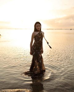 Nuansa Hangat Senja Sanur, Yasmin Napper Tampil Elegan