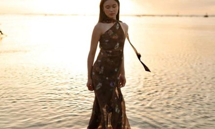 Nuansa Hangat Senja Sanur, Yasmin Napper Tampil Elegan
