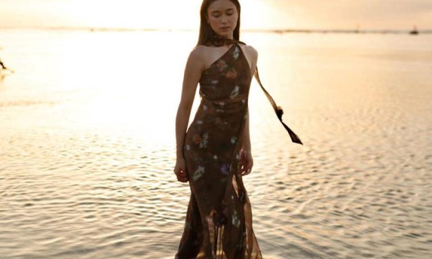 Nuansa Hangat Senja Sanur, Yasmin Napper Tampil Elegan