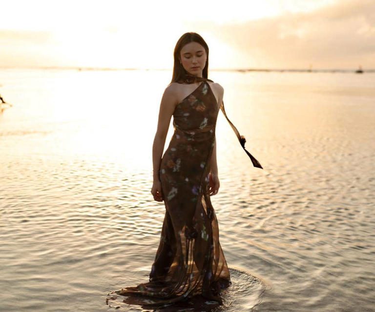 Nuansa Hangat Senja Sanur, Yasmin Napper Tampil Elegan