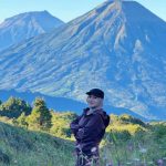 Momen Inspiratif Ririe Fairus Naik Gunung Prau Sampai Puncak