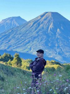 Momen Inspiratif Ririe Fairus Naik Gunung Prau Sampai Puncak
