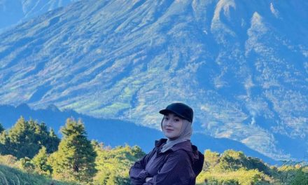 Momen Inspiratif Ririe Fairus Naik Gunung Prau Sampai Puncak