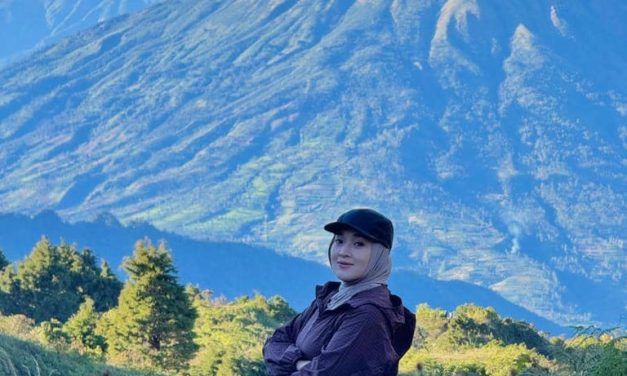 Momen Inspiratif Ririe Fairus Naik Gunung Prau Sampai Puncak