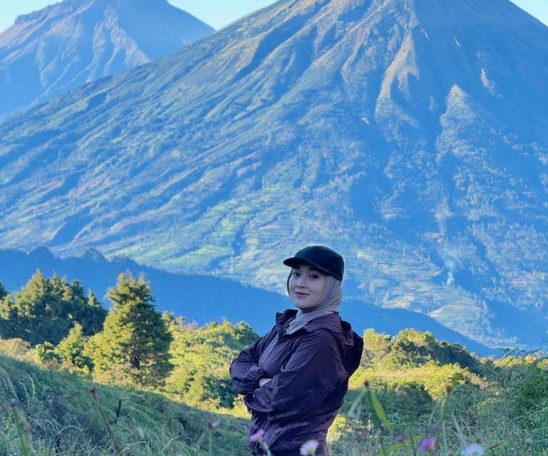 Momen Inspiratif Ririe Fairus Naik Gunung Prau Sampai Puncak