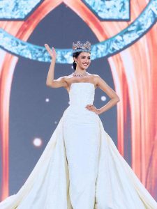 Momen Berkesan! Last Walk Opal Suchata Sebagai Miss World