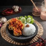 Bikin Ketagihan! Ayam Geprek Crispy Di Siram Sambal Pedas