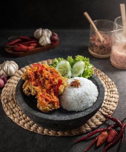Bikin Ketagihan! Ayam Geprek Crispy Di Siram Sambal Pedas