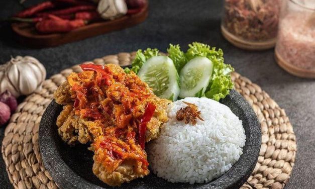 Bikin Ketagihan! Ayam Geprek Crispy Di Siram Sambal Pedas