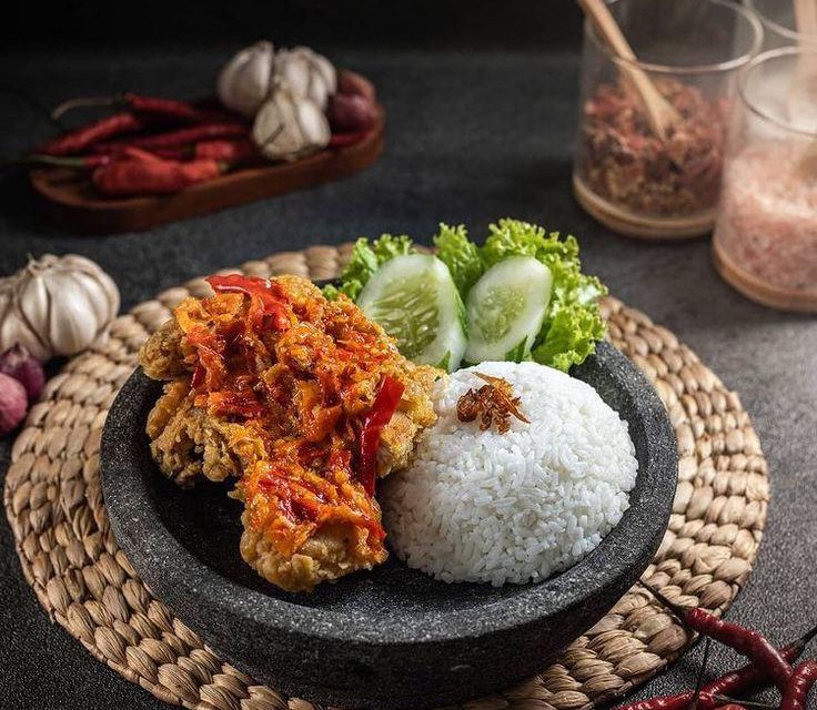 Bikin Ketagihan! Ayam Geprek Crispy Di Siram Sambal Pedas